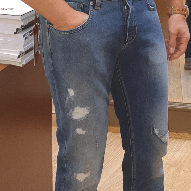 jeans met stoere wassing en scheuring